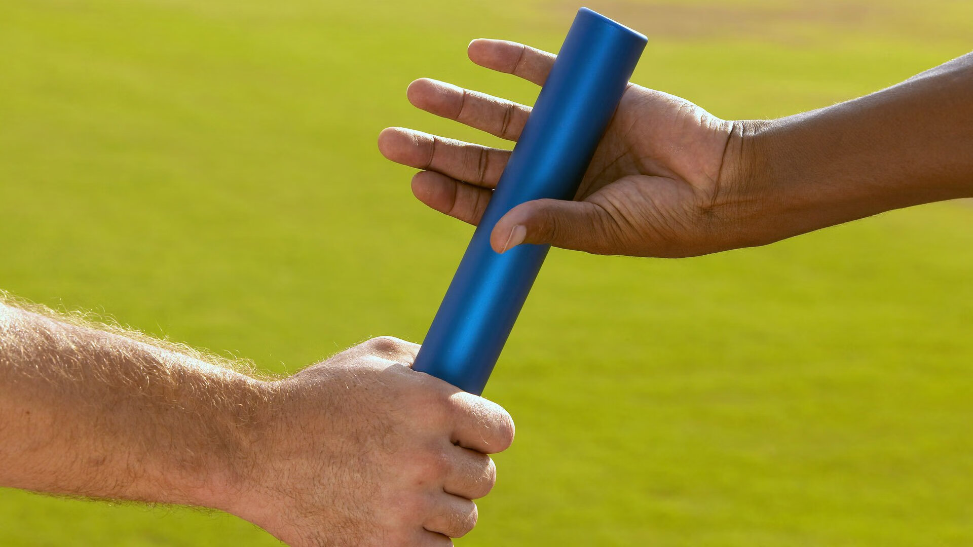 开云官网-中场组织发挥稳定,为前锋输送好球,足球中场前锋